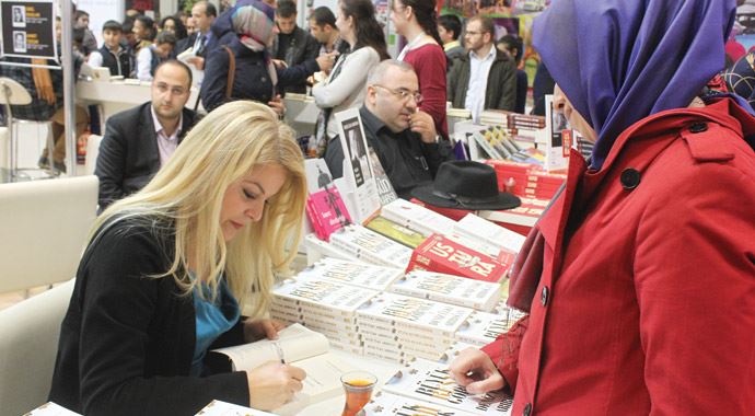Deniz Ülke Arıboğan, TÜYAP&#039;ta okuyucularıyla buluştu