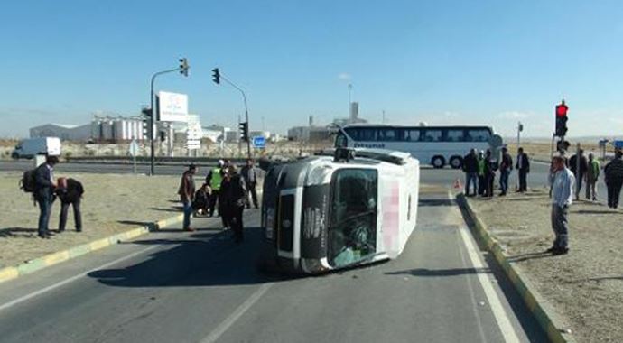 Servis minibüsü otomobili biçti, 14 yaralı Servis minibüsü otomobili biçti, 14 yaralı