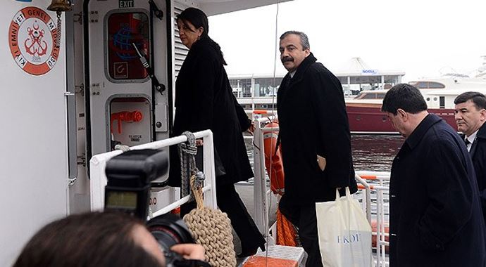 BDP ve HDP'li milletvekilleri İmralı'ya gitti BDP ve HDP'li milletvekilleri İmralı'ya gitti