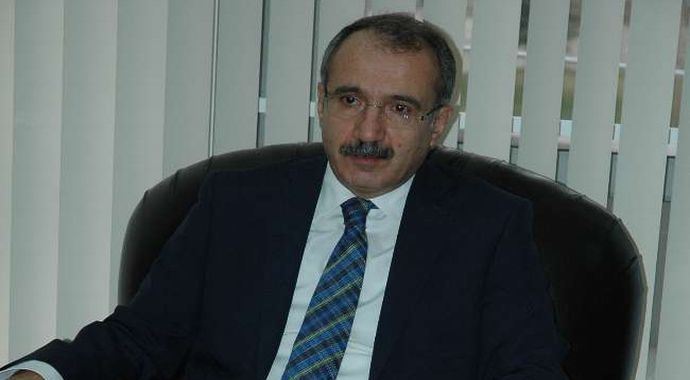 Eski Bakan Mustafa Sarıgül'ü topa tuttu Eski Bakan Mustafa Sarıgül'ü topa tuttu