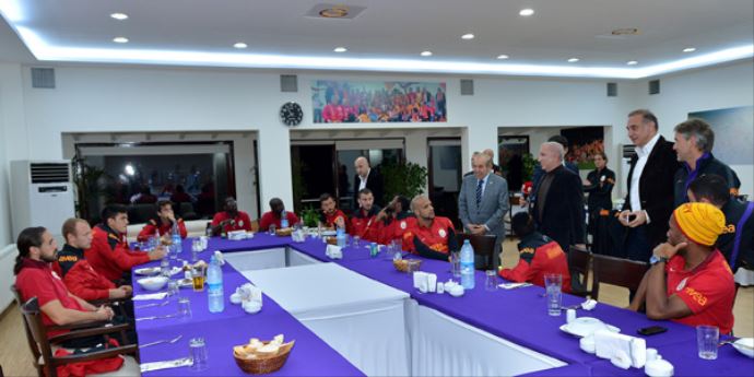 Ünal Aysal'dan futbolculara: "Kalbinizle oynayın" Ünal Aysal'dan futbolculara: "Kalbinizle oynayın"