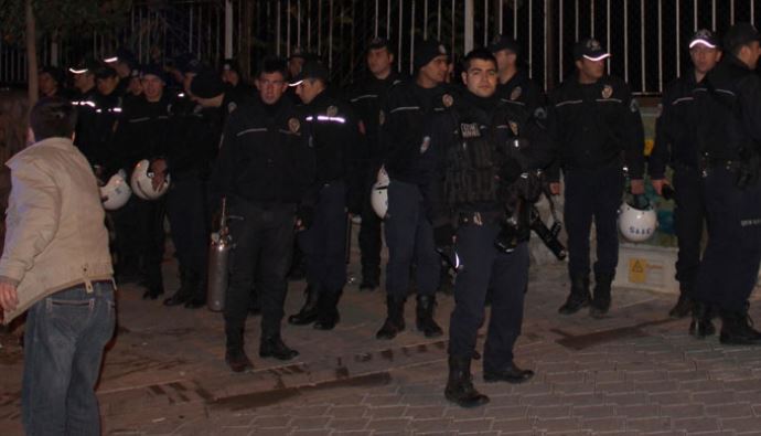 Taraftar kavgasına biber gazlı müdahale Taraftar kavgasına biber gazlı müdahale