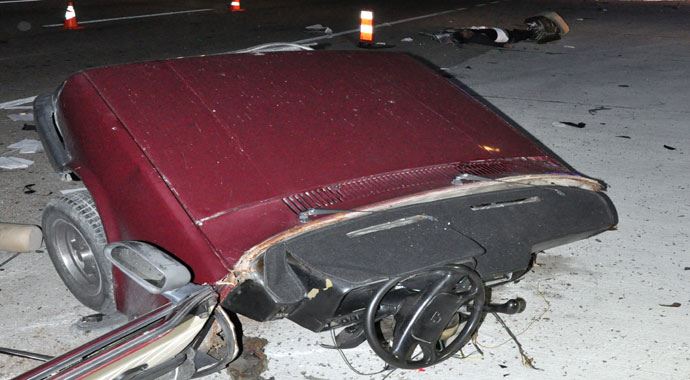 Kırıkkale&#039;de feci kaza otomobil ikiye ayrıldı, 2 ölü
