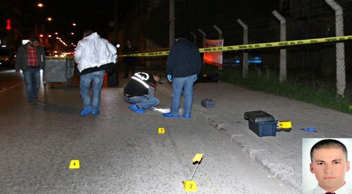 İzmir'de şüpheli ölüm, cesedi kaldırımda bulundu İzmir'de şüpheli ölüm, cesedi kaldırımda bulundu