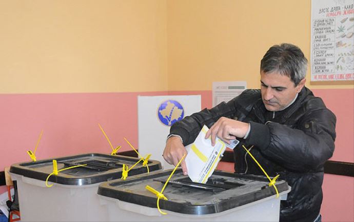 Kosova'da halk sandık başında Kosova'da halk sandık başında