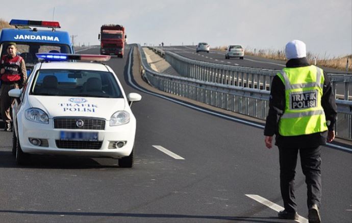 Alkollü sürücü trafik polisini ezdi Alkollü sürücü trafik polisini ezdi