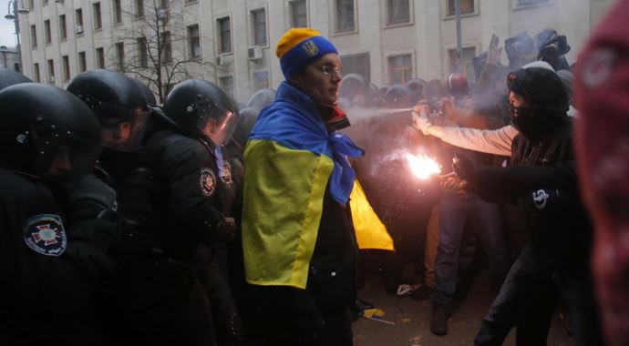 Kiev&#039;deki göstericilere polis müdahalesi