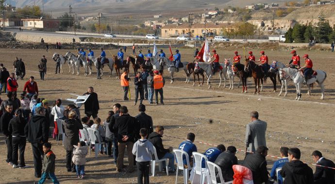 Hasankeyf'teki atlı cirit oyunları tamamlandı Hasankeyf'teki atlı cirit oyunları tamamlandı