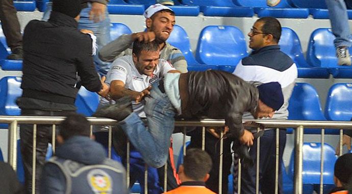 Kasımpaşa Galatasaray maçında tribün karıştı Kasımpaşa Galatasaray maçında tribün karıştı