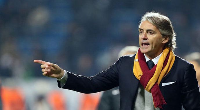 Mancini&#039;den hakemlere ve futbolculara gönderme
