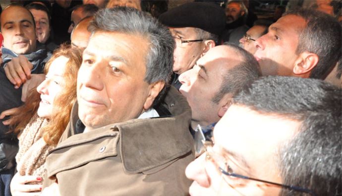 CHP İzmir Milletvekili Mustafa Balbay tahliye oldu CHP İzmir Milletvekili Mustafa Balbay tahliye oldu