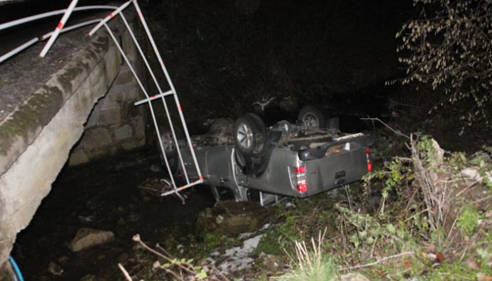 Zonguldak'ta kamyonet dereye devrildi Zonguldak'ta kamyonet dereye devrildi