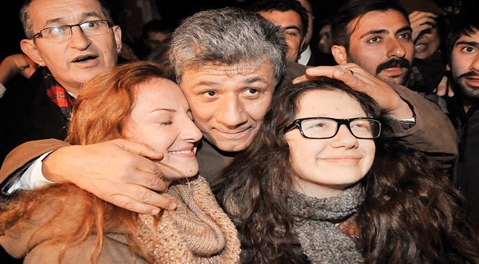 4 yıl 9 ay sonra özgür kalan Balbay'ın sevinci 4 yıl 9 ay sonra özgür kalan Balbay'ın sevinci