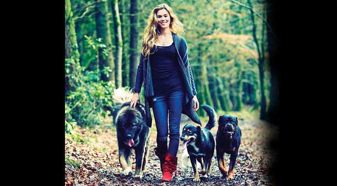 Popstar'a "köpekli" koruma