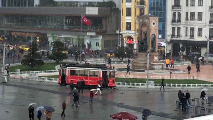 Kar yağışı Taksim&#039;de renkli görüntüler oluşturdu