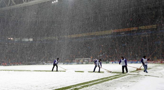 Türk Telekom Arena'da hayat durdu, maç ertelenebilir Türk Telekom Arena'da hayat durdu, maç ertelenebilir