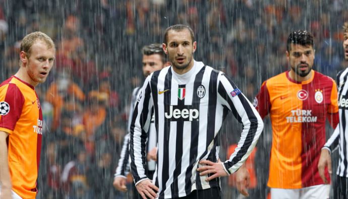 Juventus'lu futbolcular sokakta kaldı Juventus'lu futbolcular sokakta kaldı