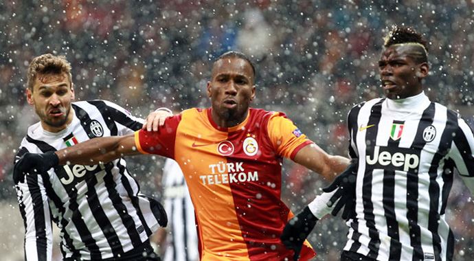 Taraftar kar altında biletini aradı Taraftar kar altında biletini aradı