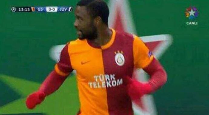 Türk bayrağını unutan Galatasaraylı futbolcu Türk bayrağını unutan Galatasaraylı futbolcu