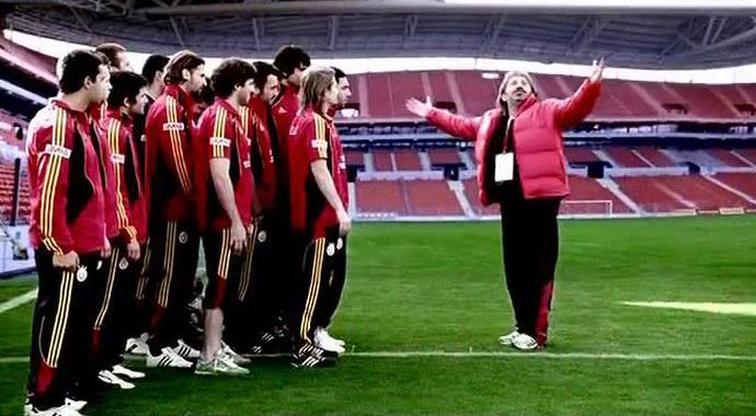 Cem Yılmaz'dan Galatasaray maçına 'şalter' göndermesi Cem Yılmaz'dan Galatasaray maçına 'şalter' göndermesi