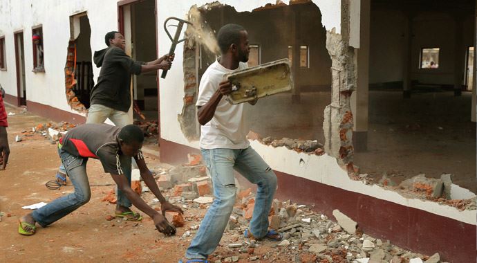 Orta Afrika&#039;da camileri yağmalayıp yıkıyorlar