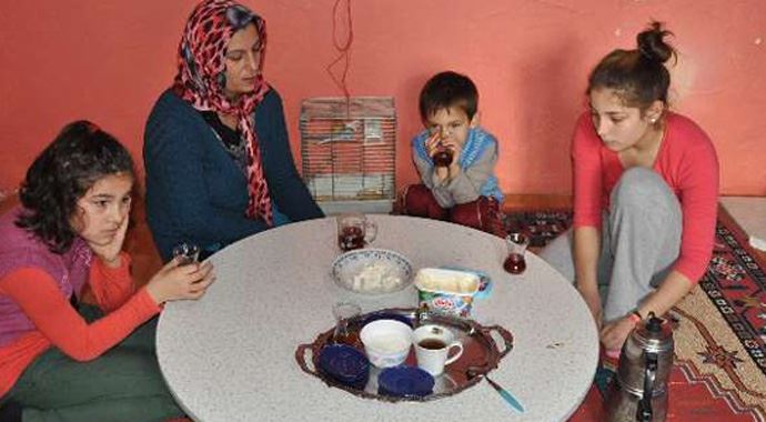 Kalbi delik olan oğlu için kanepe bile satmış Kalbi delik olan oğlu için kanepe bile satmış