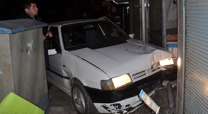 Otomobil fırına girdi Otomobil fırına girdi