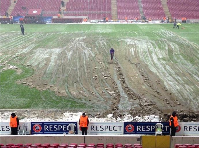 TT Arena çamur deryasına döndü TT Arena çamur deryasına döndü