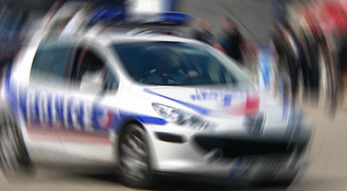 Gözaltına alınan kadın, polis arabasını kaçırdı
