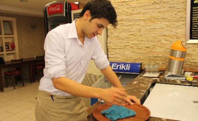 Acıların çocuğu Emrah'ın oğlu garson oldu Acıların çocuğu Emrah'ın oğlu garson oldu