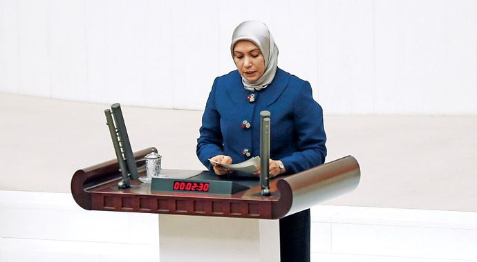 Meclis kürsüsünde ilk başörtülü vekil