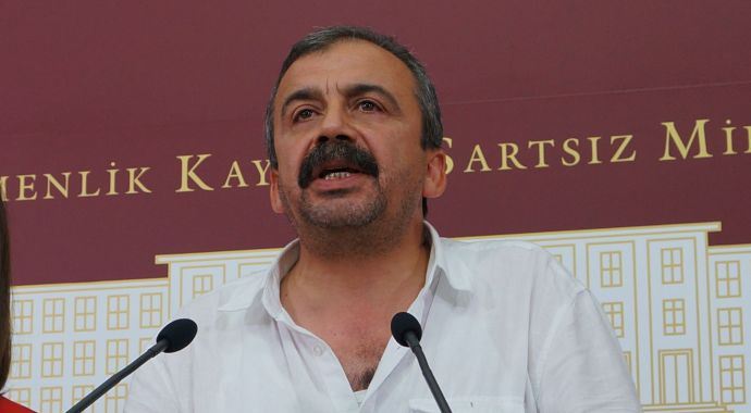 Sırrı Süreyya Önder Meclis&#039;e kot giyip geldi