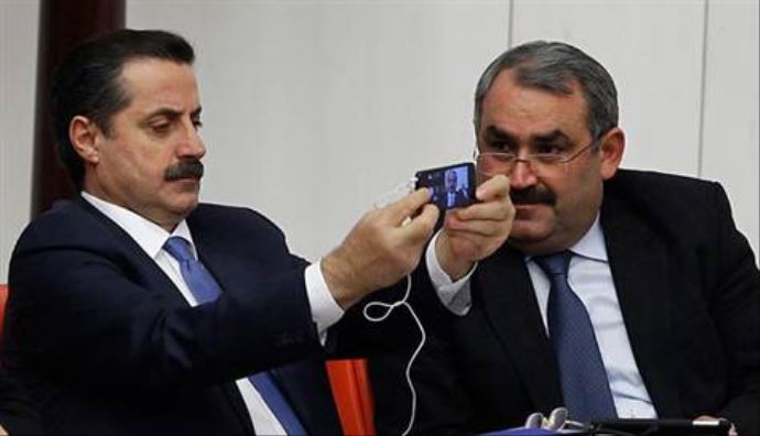 Bakan Çelik'ten selfie pozu Bakan Çelik'ten selfie pozu