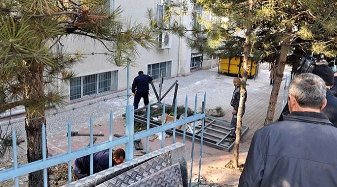 Cami avlusundaki ATM cihazı kaldırıldı Cami avlusundaki ATM cihazı kaldırıldı