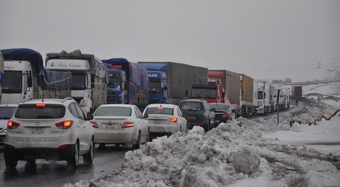 Nusaybin-Cizre karayolunda trafik akışı sağlanmaya başladı Nusaybin-Cizre karayolunda trafik akışı sağlanmaya başladı