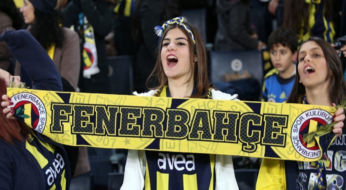Fenerbahçeli kadın taraftarlar Tolga Zengin'i unutmadı Fenerbahçeli kadın taraftarlar Tolga Zengin'i unutmadı