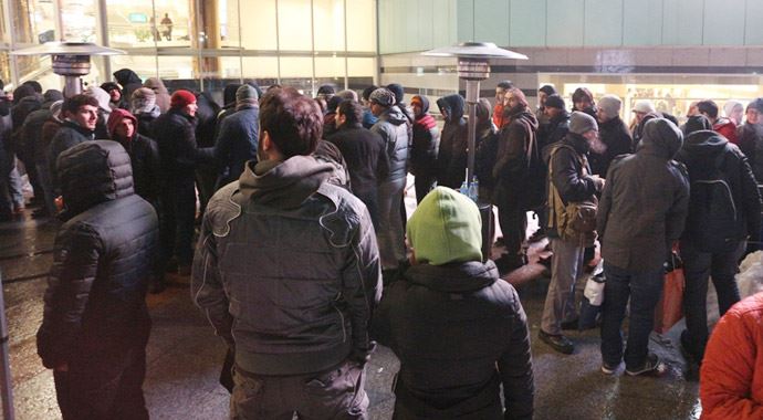 'Oyunu ilk alan' olmak için gece yarısı kuyruğa girdiler 'Oyunu ilk alan' olmak için gece yarısı kuyruğa girdiler