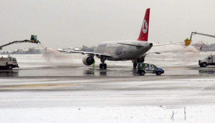 Freni boşalan kamyon uçağa çarptı