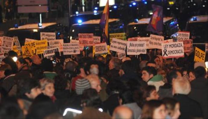 Krizden bıkan halk meclisi kuşattı Krizden bıkan halk meclisi kuşattı