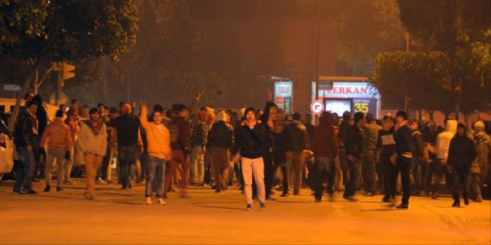 Adana&#039;da taraftarlar yönetime kızdı, polise saldırdı