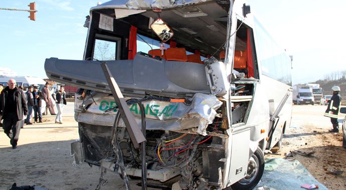 Bursa'da korkunç kaza otobüsle kamyon çarpıştı, 21 yaralı var Bursa'da korkunç kaza otobüsle kamyon çarpıştı, 21 yaralı var