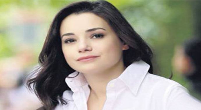 Ünlü oyuncu Özgü Namal'ın babası hastaneye kaldırıldı Ünlü oyuncu Özgü Namal'ın babası hastaneye kaldırıldı