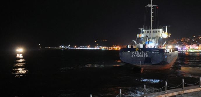 Karaya oturan gemi 6 saat boyunca kurtarılamadı Karaya oturan gemi 6 saat boyunca kurtarılamadı