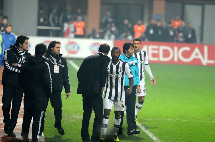 Beşiktaşlı Fernandes'in sırtına yumruk geldi Beşiktaşlı Fernandes'in sırtına yumruk geldi