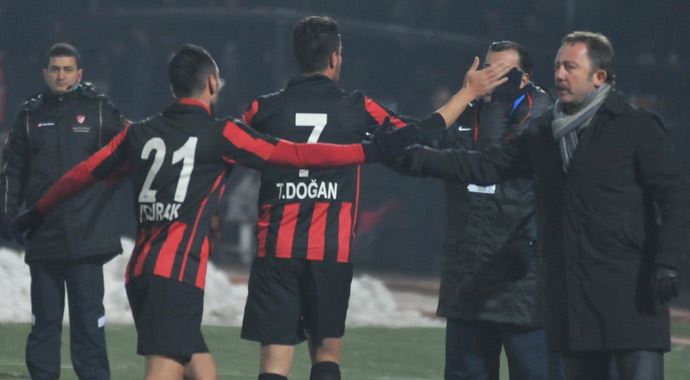 Sergen Yalçın'la Gaziantep 4'te 4 yaptı Sergen Yalçın'la Gaziantep 4'te 4 yaptı