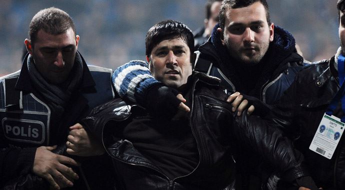 Fernandes&#039;e tekme atan taraftardan ilginç twiit