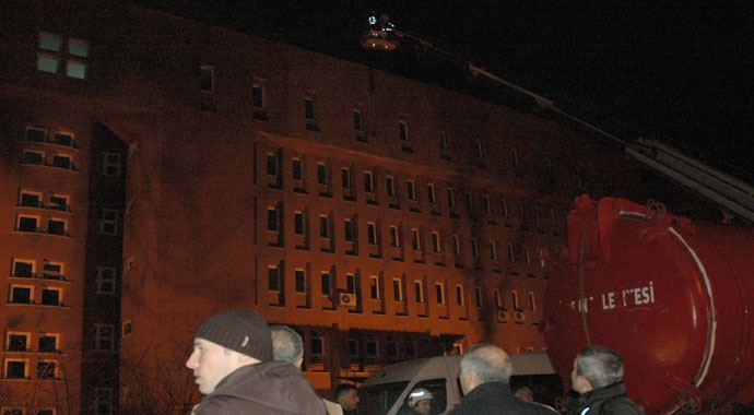 Giresun&#039;da, valilik binasının çatısı yandı