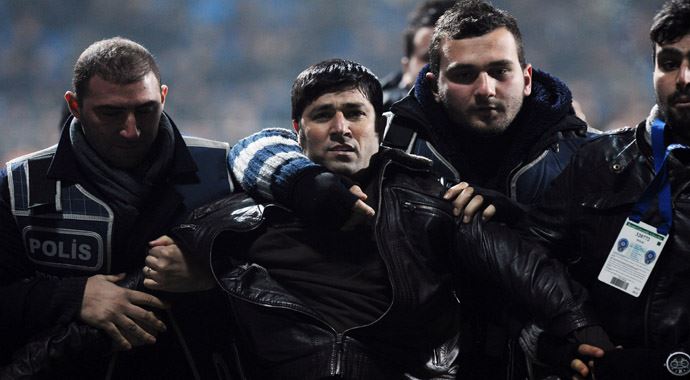 Fernandes&#039;e saldıran taraftar Kasımpaşa tribününden atlamış