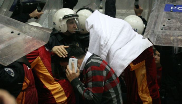İzmir'deki olaylı maçın galibi Cimbom oldu