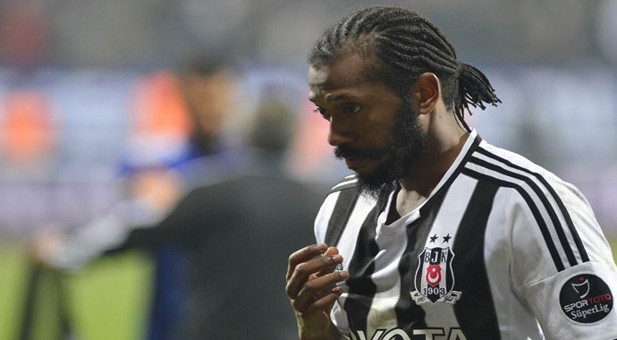 Sahaya atlayan taraftarın Fernandes'e saldırması son damla oldu Sahaya atlayan taraftarın Fernandes'e saldırması son damla oldu